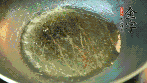 熱油起鍋，依次放入胡蘿卜粒、青椒粒、洋蔥粒煸炒均勻。