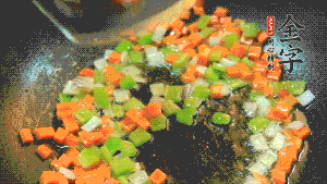 以耗油、料酒調(diào)味，加適量清水燜煮。