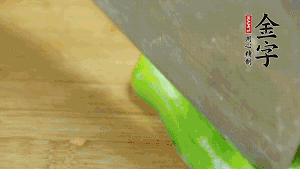 大蒜切成小段，青椒去籽滾刀切成塊。