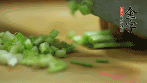 小蔥切成蔥花。