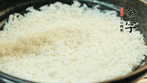 浸泡后的大米加入2湯匙生抽、1湯匙老抽調(diào)味。