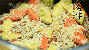 加入切好的胡蘿卜塊和南瓜塊、鹵牛肉塊攪拌均勻。放入電飯煲，按“煮飯模式”。