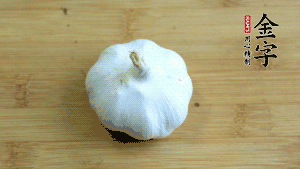 大蒜切成蒜末。（先把大蒜拍扁后，再切碎會(huì)容易很多。）