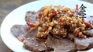 最后把醬汁淋到牛肉上即可，撒上芝麻、香菜。也可以把牛肉和醬汁攪拌均勻，讓牛肉與醬汁更加入味。