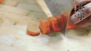 食材洗凈后，胡蘿卜切成塊，鮮香菇切成十字花刀備用。