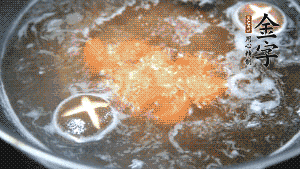 將烏冬面放入調(diào)好味的面湯中一起煮熟。（選擇烏冬面的原因，第一是因?yàn)椴锁B也能很好地做出成品，而不用擔(dān)心會(huì)糊鍋或者黏在一起；第二是因?yàn)榘咨拿鏃l，在夏天看起來更有食欲。）