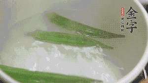 在煮面湯時(shí)，就可以做其他步驟了。比如把秋葵汆水，橫切成星星造型；雞蛋煮熟，切成兩半；黃瓜切成絲。