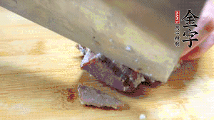 金字鹵牛肉打開包裝，把牛肉切成片狀。（眼見為實(shí)，用一整塊牛肉鹵制的鹵牛肉哦，牛肉的香氣感覺撲鼻而來有木有！?。。?>
					</div>
					<span>步驟 6/7</span>
					<p>金字鹵牛肉打開包裝，把牛肉切成片狀。（眼見為實(shí)，用一整塊牛肉鹵制的鹵牛肉哦，牛肉的香氣感覺撲鼻而來有木有！?。。?/p>
				</li><li>
					<div   id=