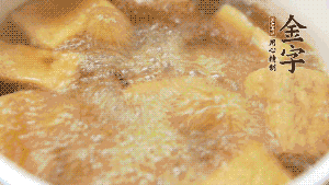 另起一個(gè)湯鍋，倒入適量清水，加入炸好的豆腐塊。待水沸騰后，加入臘肉，用生抽、料酒、火腿高湯調(diào)味。燉煮至臘肉熟透，加辣椒圈增加點(diǎn)辣味。（調(diào)料可以根據(jù)個(gè)人口味適當(dāng)調(diào)整，火腿高湯能夠讓湯汁更加層次豐富。）