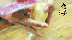 將食材洗凈，茄子、土豆切滾刀塊。