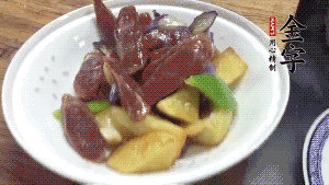 加少量生抽、鹽、糖、雞精調(diào)味，炒熟出鍋即可。