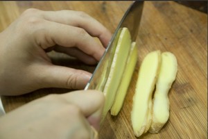 火腿切片，生姜切片。