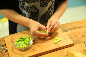 蠶豆剝除外殼，剩下嫩嫩的蠶豆。