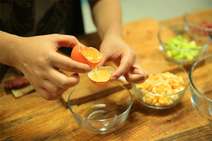 雞蛋蛋白和蛋黃分開，把蛋黃打散。