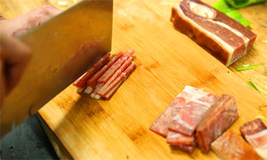 將火腿清洗后切成絲備用。