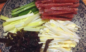 黑木耳泡發(fā)，黑木耳、韭黃、雷筍、青椒切成絲。