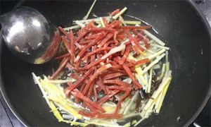 火腿絲、筍絲、黑木耳絲汆水后，瀝干。