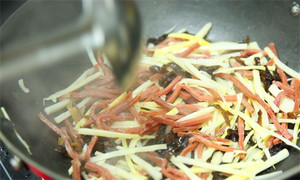 起油鍋，蒜茸煸香，倒入所有食材，加料酒翻炒至熟即可。