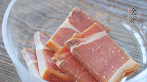 金字火腿切片溫水浸泡5分鐘。