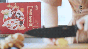 將處理好的老鴨放入冷水鍋中，丟入姜片，冷水煮沸去腥。