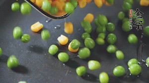 鍋7成熱時，下豌豆、玉米翻炒，再依次放醬肉、洋蔥碎、木耳碎。