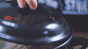 大火煮沸后，小火慢燉1～1.5個(gè)小時(shí)。