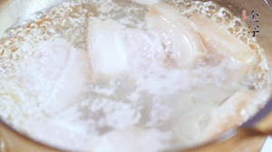 五花肉切塊，加姜片焯水備用。