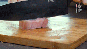 【餡料】1.金字淡咸肉加姜片料酒焯水，春筍焯水后切成小丁。