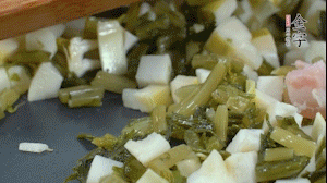 【餡料】2.鍋中油8成熱時(shí)，依次放入春筍、雪菜、淡咸肉，翻炒出香味。