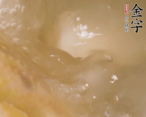 沸騰后撈出蔥結(jié)，小火燉45分鐘，加山藥再燉15分鐘。