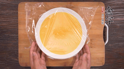 去除雞蛋液浮沫后，沸水上鍋蒸6分鐘。