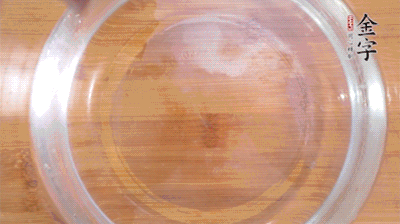 金字火腿切小片，浸泡5分鐘。