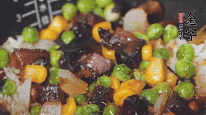 出鍋前加蠔油、生抽調(diào)味，撒點(diǎn)熟白芝麻即可。