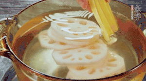 把藕和土豆焯水至八成熟，盛出瀝干水分。