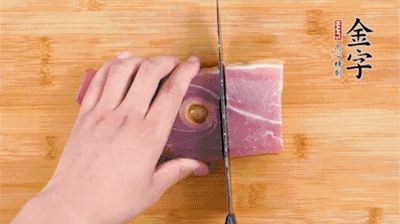 金字火腿切片，老豆腐切成塊，海鮮菇洗凈。