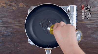 魚頭對開，洗凈瀝干。鍋中加油，把魚頭兩面煎至金黃色，期間加蔥姜，每面約需時2-3分鐘。