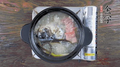 放豆腐、海鮮菇繼續(xù)中小火煮5分鐘。