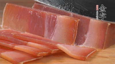 金字火腿切片，溫水浸泡5分鐘。