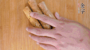 山藥去皮切斜刀塊，毛豆去外殼去膜，姜切片。