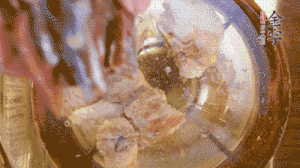 鍋中依次放姜片、排骨、火腿，加料酒、清水煮開轉(zhuǎn)小火煮30分鐘。