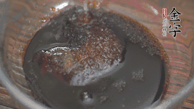 調(diào)配醬汁：耗油、生抽、老抽、糖、鹽、清水?dāng)嚢杈鶆颉?>
					</div>
					<span>步驟 3/5</span>
					<p>調(diào)配醬汁：耗油、生抽、老抽、糖、鹽、清水?dāng)嚢杈鶆颉?/p>
				</li><li>
					<div   id=