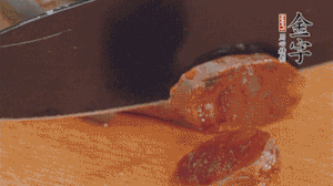 麻辣香腸蒸熟后，切片待用。