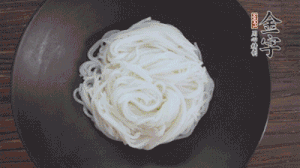 依次放入黃瓜絲、花生米、燙熟的豆芽、麻辣香腸、香菜、擺盤即可。