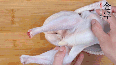 菌菇分別冷水泡發(fā)。雞處理干凈后剁成小塊，放水中浸泡半小時(shí)去血水。