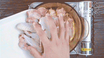 加料酒、蔥姜焯水2分鐘，清洗備用。