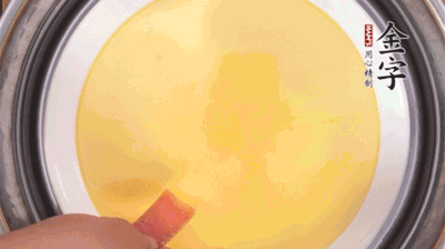 將火腿片均勻鋪上，繼續(xù)蒸6分鐘。