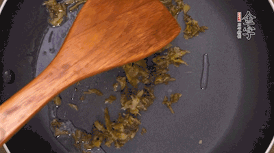 鍋中3成油溫時(shí)，下雪菜、辣椒圈翻炒40秒。