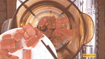 砂鍋中依次放火腿片、豆腐，大火燉開轉(zhuǎn)中小火。