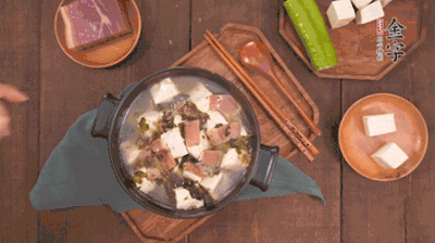 出鍋前撒蔥花。