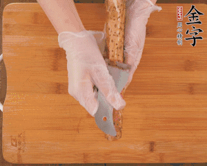 山藥去皮切滾刀塊，熱水汆燙30秒，撈出冷水浸泡。